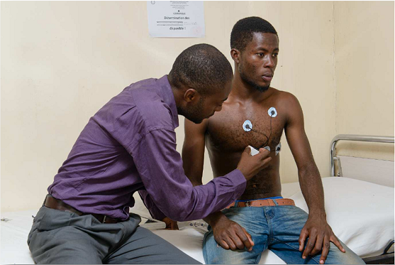 Arthur Zang veut offrir des CardioPads à cinq hôpitaux de villages Examen Cardiopad